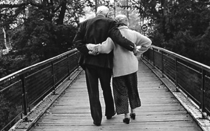 News_jamie_old-couple-holding-hands_Flikr_Xanga
